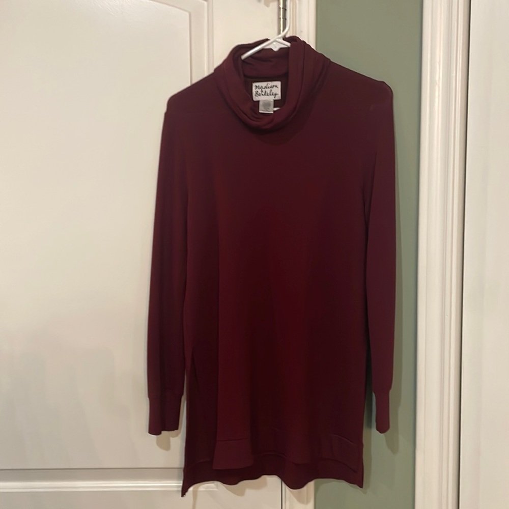 Madison & Berkeley Maroon Medium Tunic Top